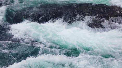 Gebirgsflusswasser-Mit-Zeitlupennahaufnahme