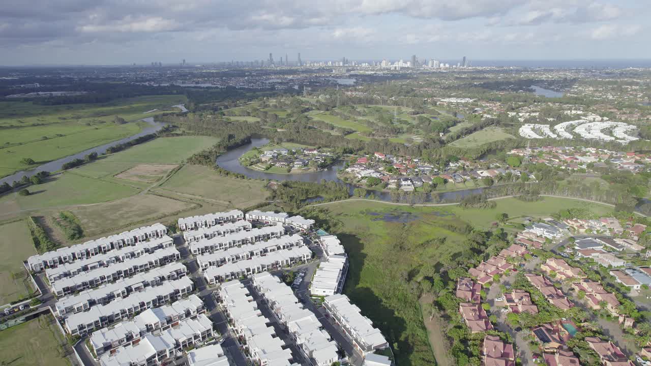paisaje residencial y campos verdes en la ciudad de robina en queensland, australia