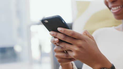 Mujer-Usando-Un-Teléfono-Para-Chatear-Y-Enviar-Mensajes-De-Texto-Con-Amigos