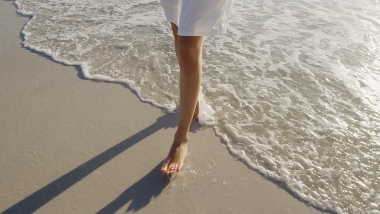 Giovane donna al mare