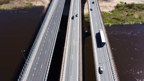 Der-Fluss-Neris-Fließt-Unter-Drei-Autobahnbrücken-Der-A1-In-Der-Nähe-Von-Kaunas,-Luftaufnahme