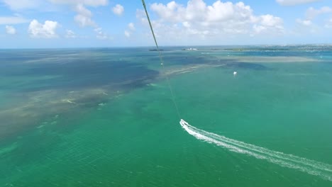 Parasail-B-Roll-Of-Sky-De-2-Personas-Haciendo-Parasailing-Con-Agua-Verde-Y-Azul-Del-Océano-Debajo-De-Ellos-En-Las-Imágenes-Aéreas-De-Los-Cayos-De-Florida