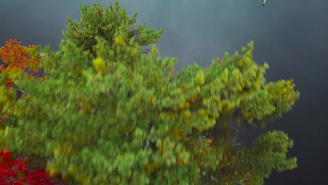 Eine-Wunderschöne-Antenne-über-Einer-Insel-Inmitten-Eines-Sees-In-Maine,-New-Hampshire-Oder-Vermont-1