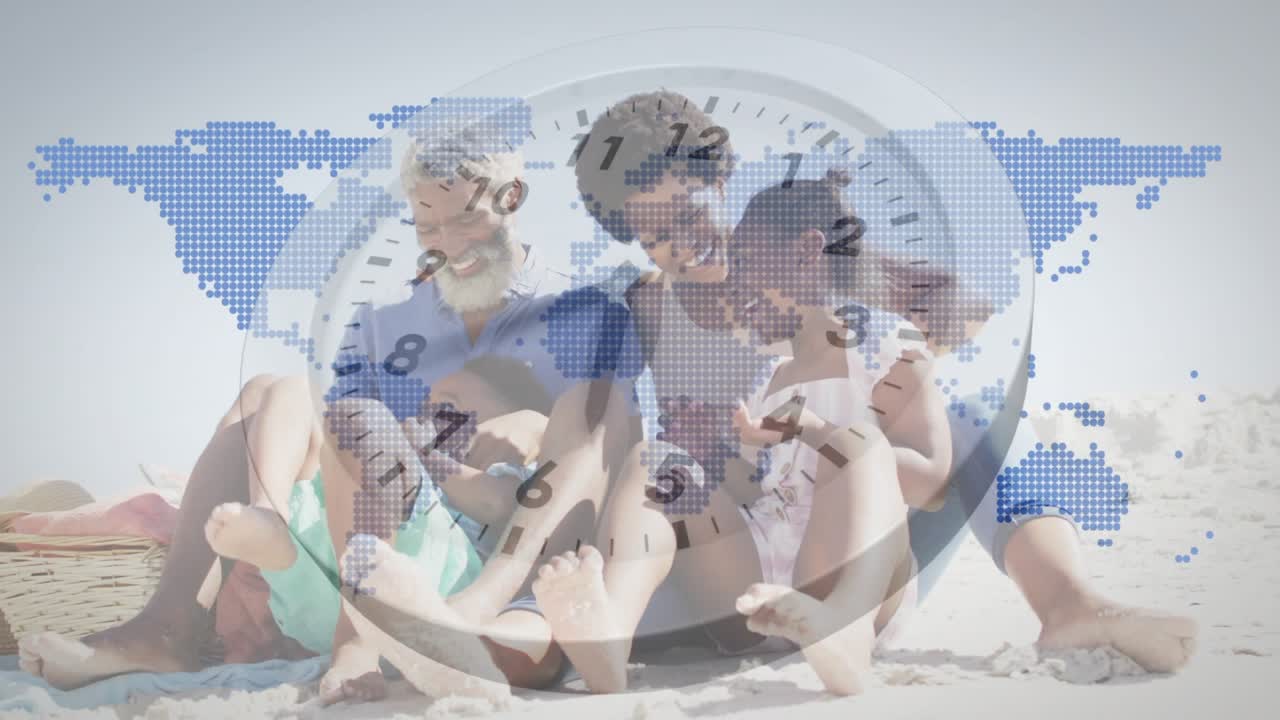 Famiglia che si sporge verso uno smartphone mentre la madre tocca lo schermo, animando un orologio e una mappa del mondo per un viaggio