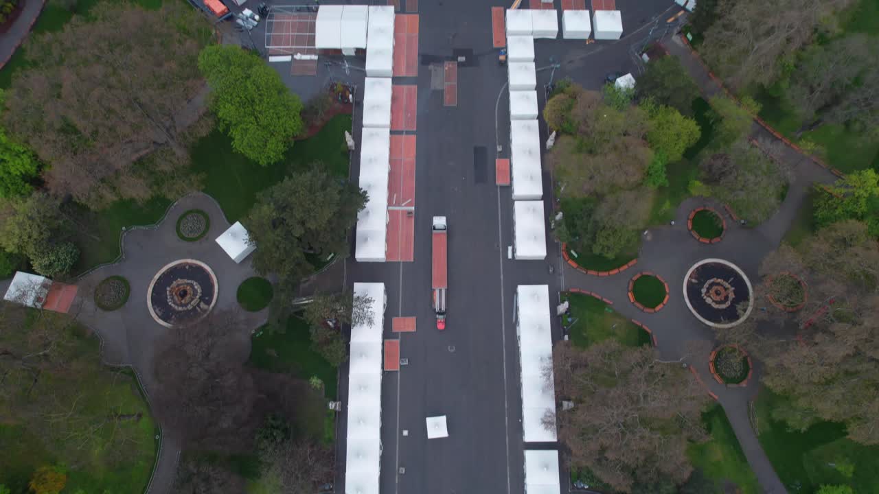 ayuntamiento de viena en rathausplatz, vista aérea, la inclinación hacia arriba revela el edificio, el anochecer