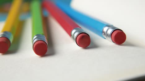 lápices de colores en el cuaderno