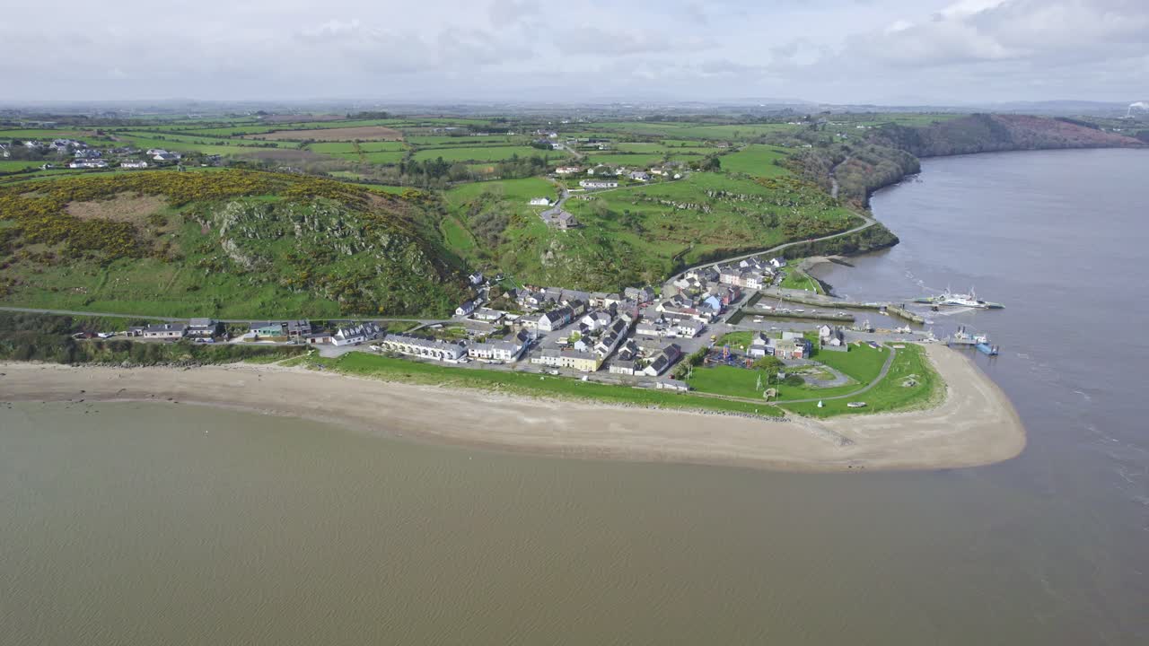 İrlanda, Waterford, Suir Nehri üzerindeki Passage East Köyü'nün geniş havadan görünümü.