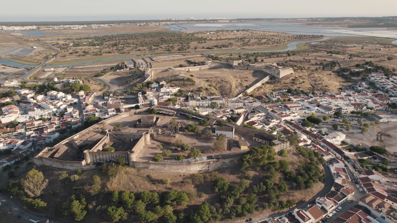 Ripresa aerea in avvicinamento dei resti del castello e della fortificazione storica a Castro Marim, Algarve, Portogallo