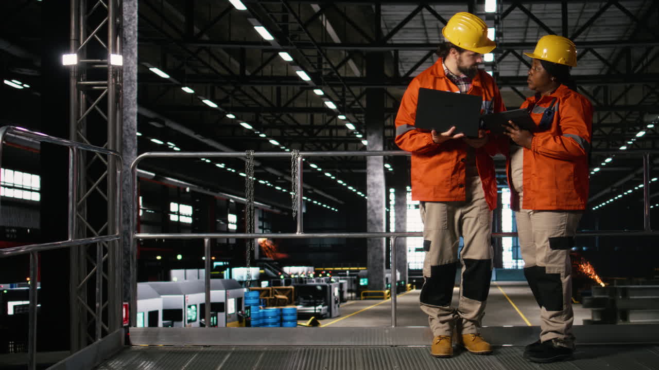 Team di ingegneri professionisti coordina la linea di produzione in una grande fabbrica