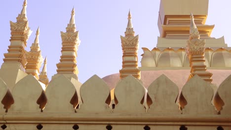 Schwenkaufnahme-Der-Goldenen-Stupa-Von-Pha-That-Luang-In-Vientiane,-Laos