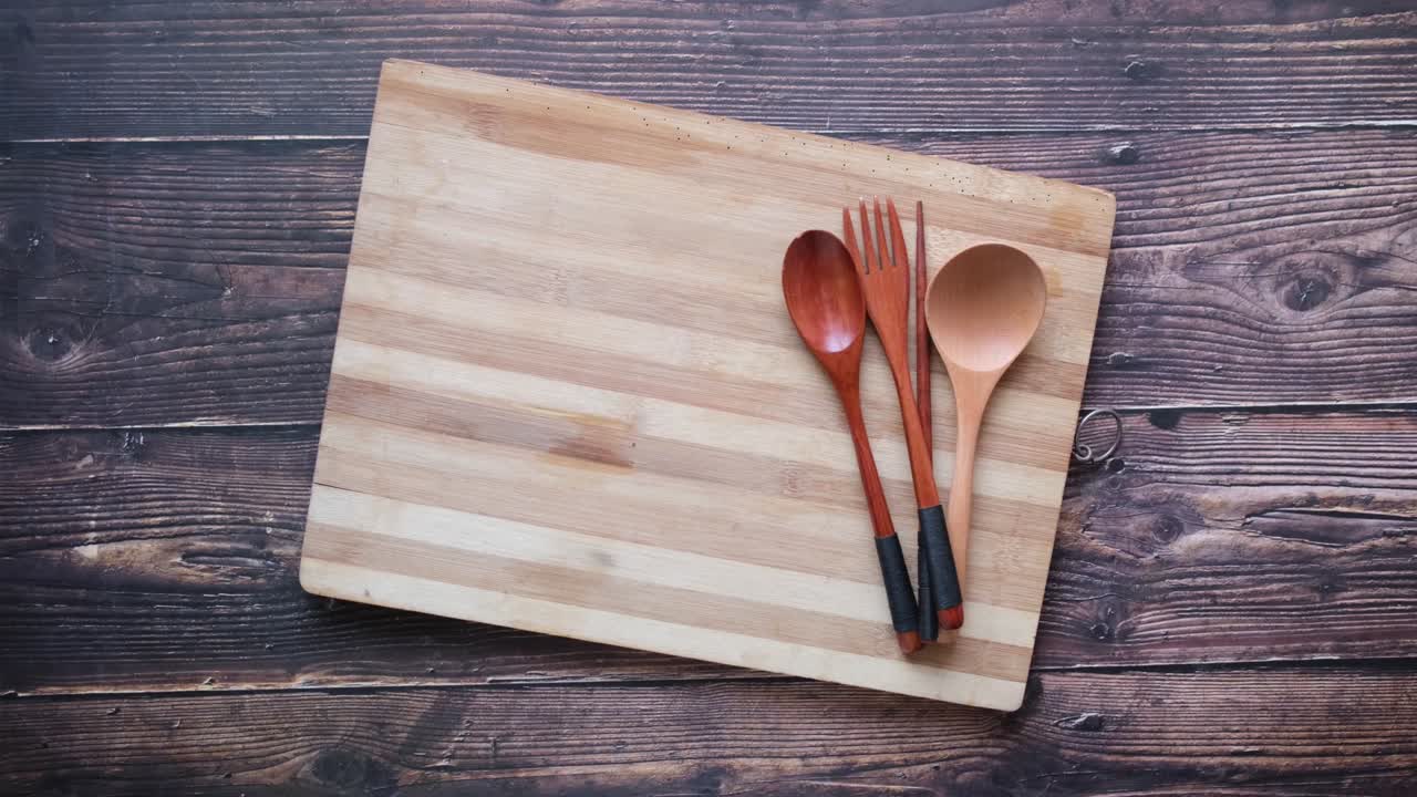tabla de cortar de madera y cuchara en la mesa