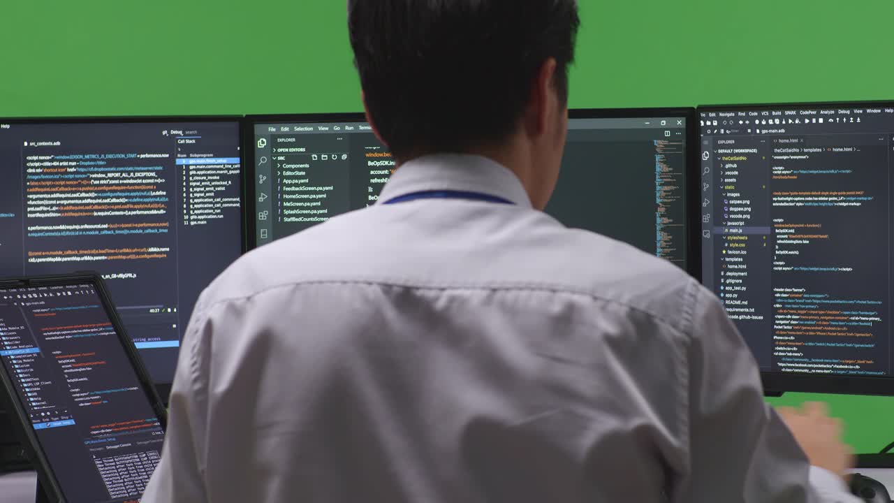 programador que trabaja en múltiples pantallas