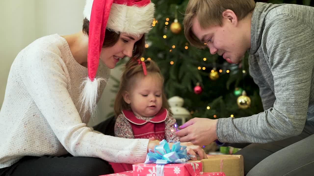Família Abre Presentes de Natal