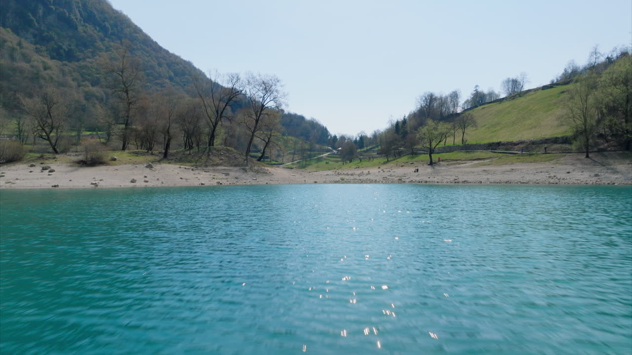 бирюзовая вода озера ди тенно в тенно в трентино, италия летом