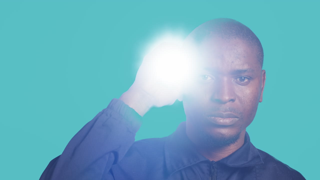 una foto de cerca de un agente de patrulla usando una linterna, viendo a los intrusos.