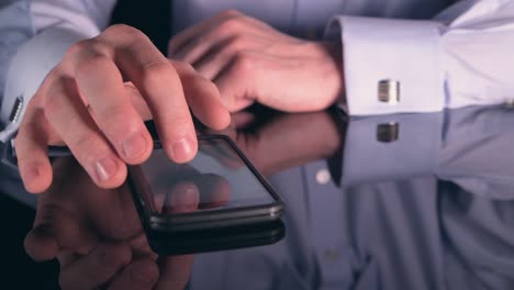 hombre de negocios navegando por su calendario corporativo dentro de una aplicación de teléfono inteligente