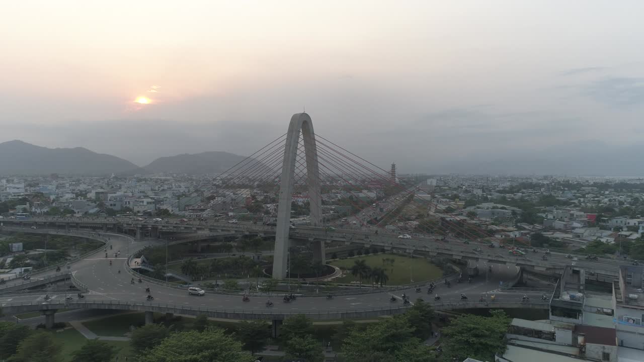 아시아에서 교통과 도시화 및 개발 개념으로 가득 찬 다단계 복합 오버브리스 운송의 드론 영상.