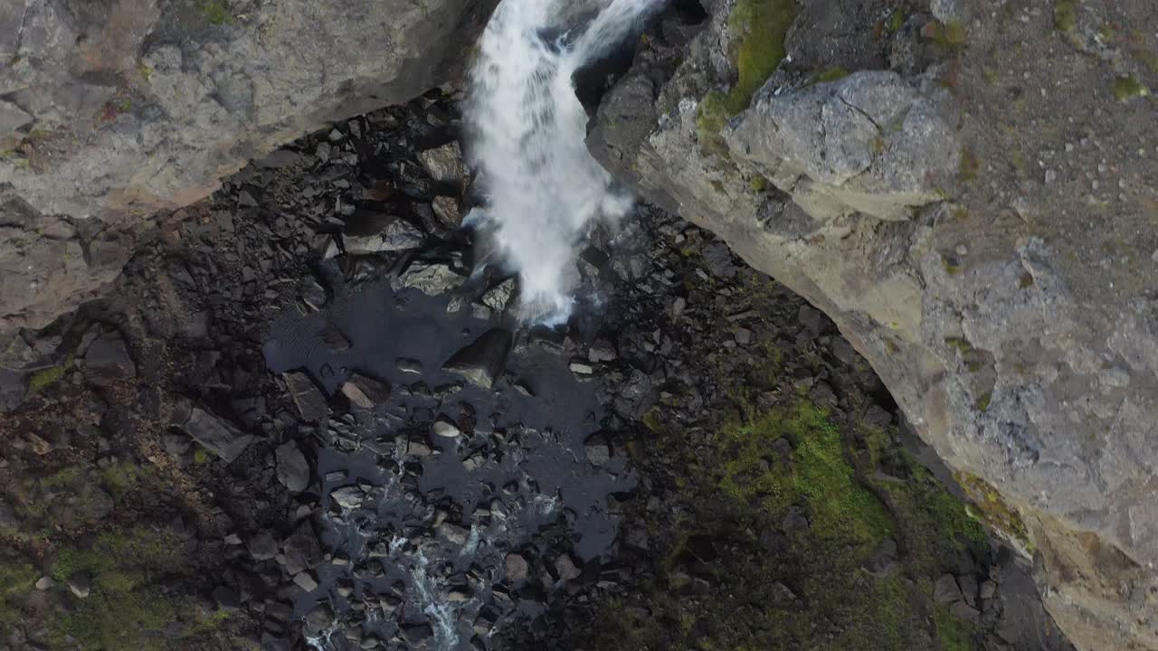 vista aérea de la cascada fardagafoss del río rocoso midhusaa en islandia