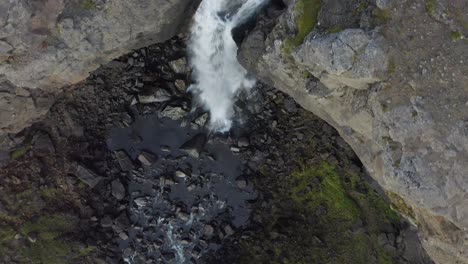 Blick-Von-Oben-Auf-Den-Wasserfall-Fardagafoss-Des-Felsigen-Flusses-Midhusaa-In-Island
