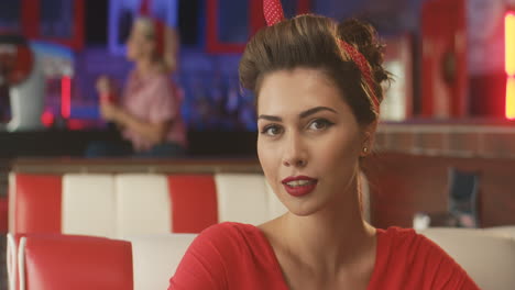 Pin-up-Lächelnd-In-Einem-Amerikanischen-Diner