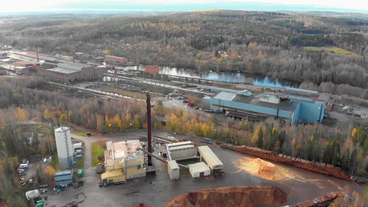 съемка с беспилотника, движущегося к тепловой станции, на фоне озера, леса и других промышленных объектов