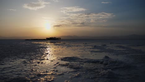 Stetiger-Schuss,-Der-Sich-Auf-Das-Wasser-Der-Danakil-salinen-Konzentriert