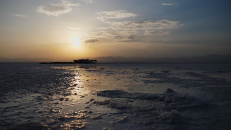 toma constante centrada en el agua de las salinas de danakil