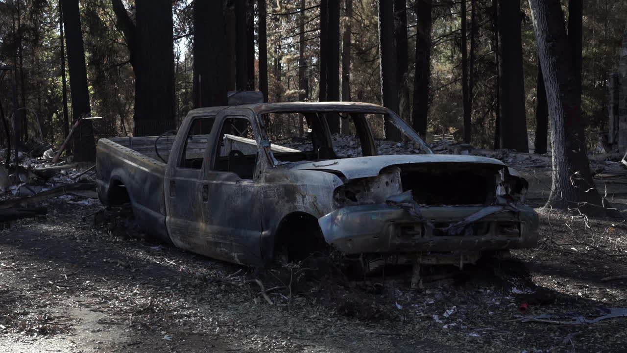 las secuelas del incendio del valle, 2015, condado de lake, california: camioneta quemada