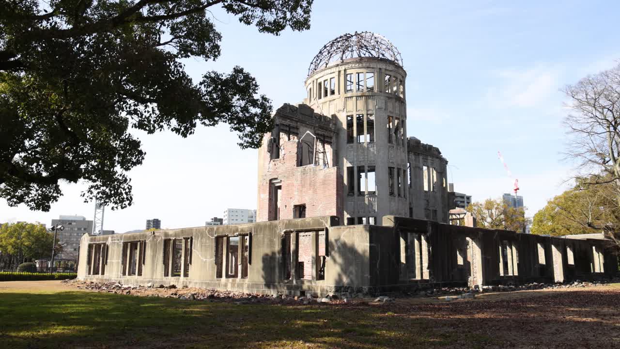 lapso de tiempo de la fachada de un edificio histórico a lo largo del tiempo