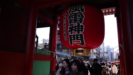 crowds passing through kaminarimon gate at sensoji