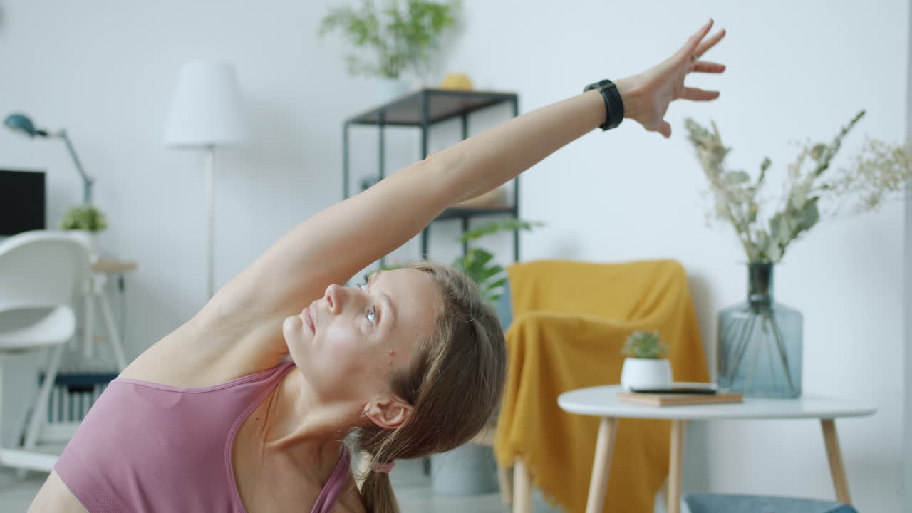 집에서 요가를 하는 여자