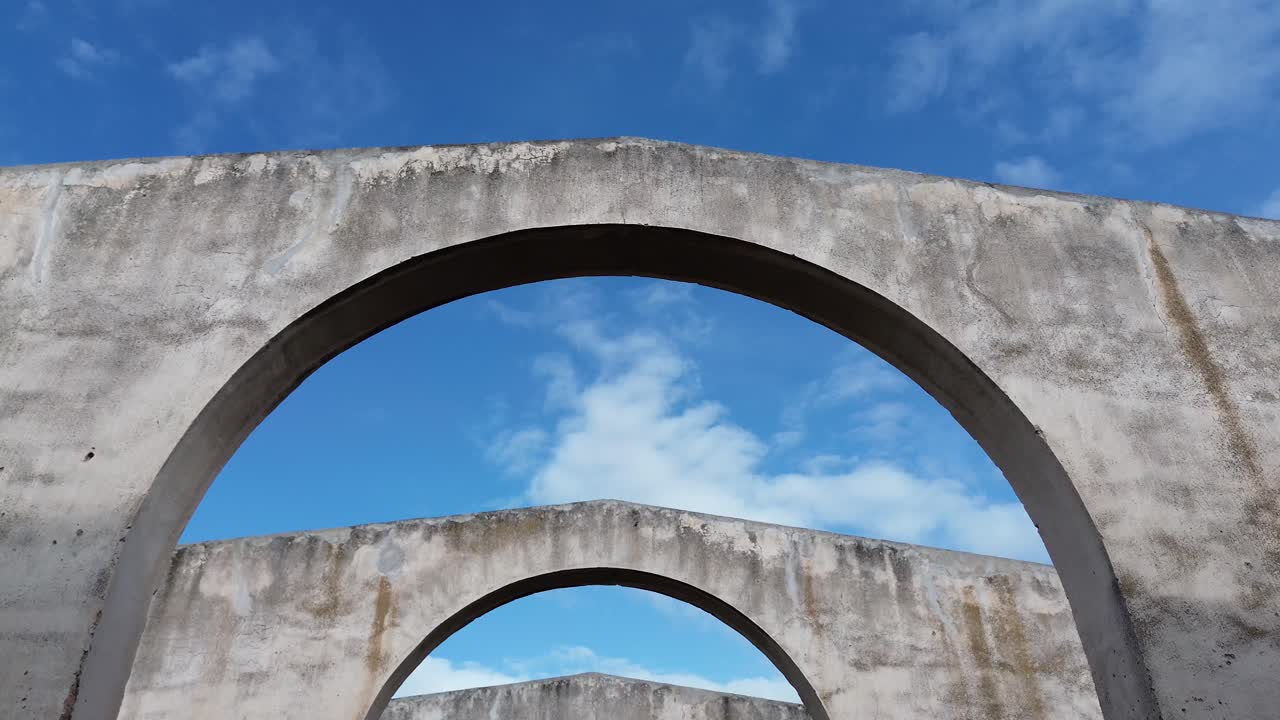 an old and lost hacienda decorated by arches and a blue sky, are the magic of this place that made tequila and mezcal, guided by oxen and horses. The drone changes the whole perspective