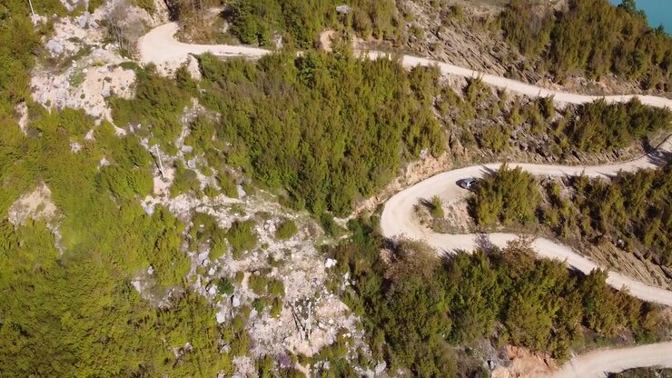 Veduta aerea di una strada di montagna vicino al lago Bovilla in Albania. Vista panoramica suggestiva