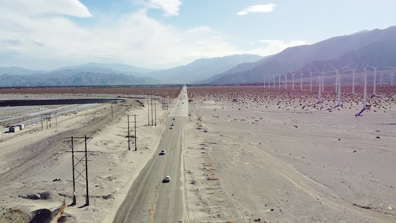 끝없는 미국 고속도로와 사막 지역의 거대한 풍력 터빈 농장, 공중 드론 보기