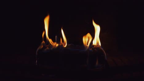 leña ardiente en la chimenea en cámara lenta