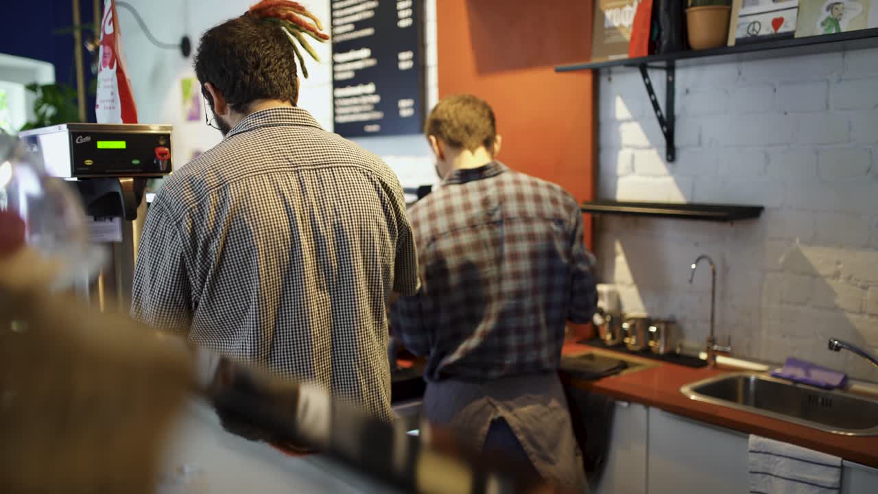 Due baristi che preparano bevande in una caffetteria