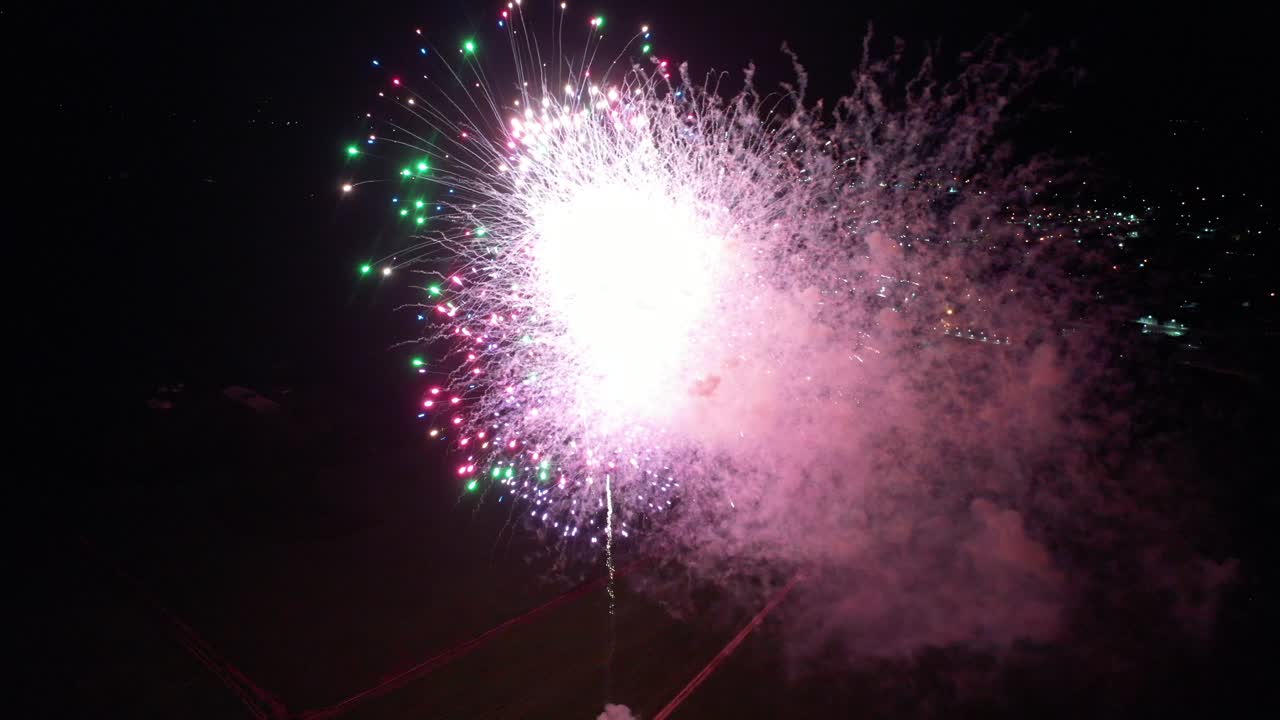 밤 에 다채로운 불꽃놀이