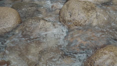 Kleiner-Fluss-Voller-Felsen-An-Einem-Schönen-Ort-In-Zeitlupe,-Sehr-Detailliert,-Warme-Farbe