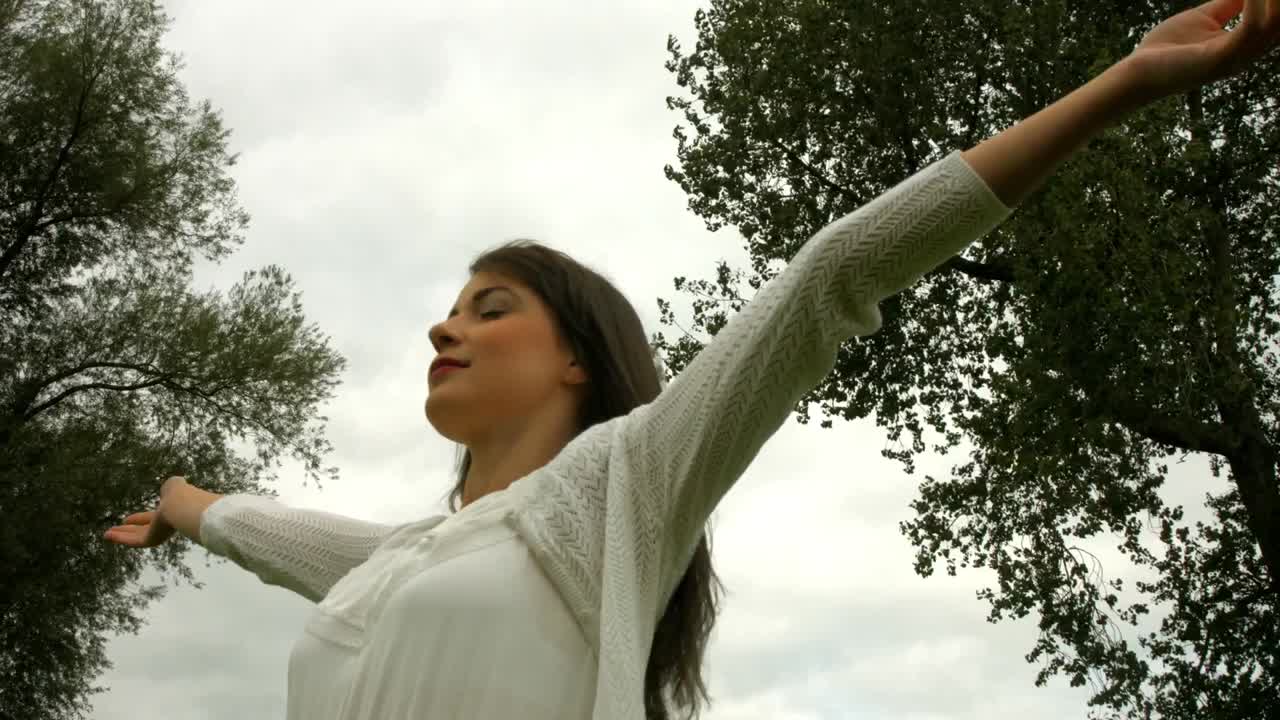 chica con los brazos extendidos bonita