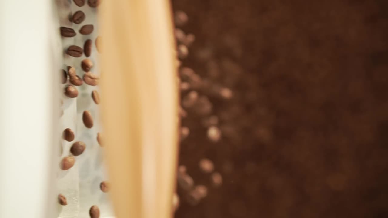 신선하게 구운 커피 콩을 배포합니다.