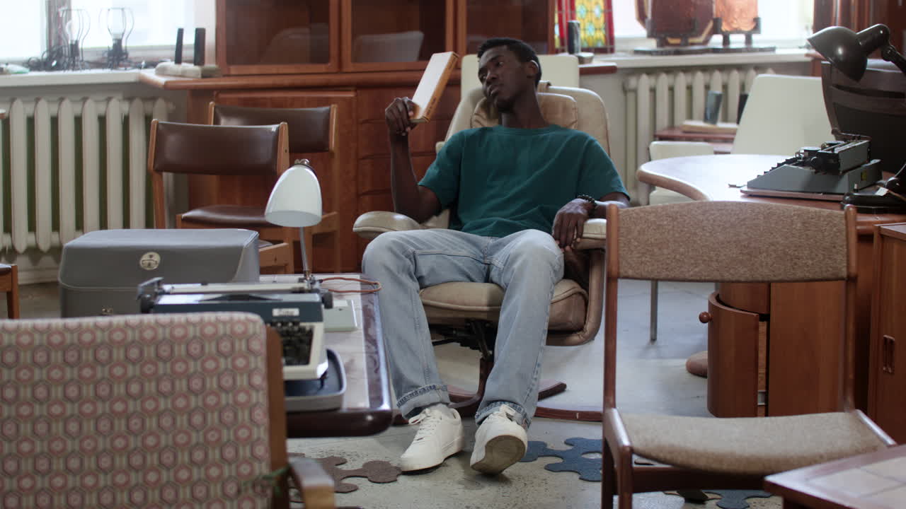 상점에 있는 아프리카계 미국인 남자