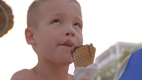 Niño-Disfrutando-De-Helado-De-Chocolate-Al-Aire-Libre