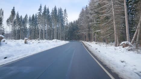 conduciendo en un hermoso paisaje invernal en alemania