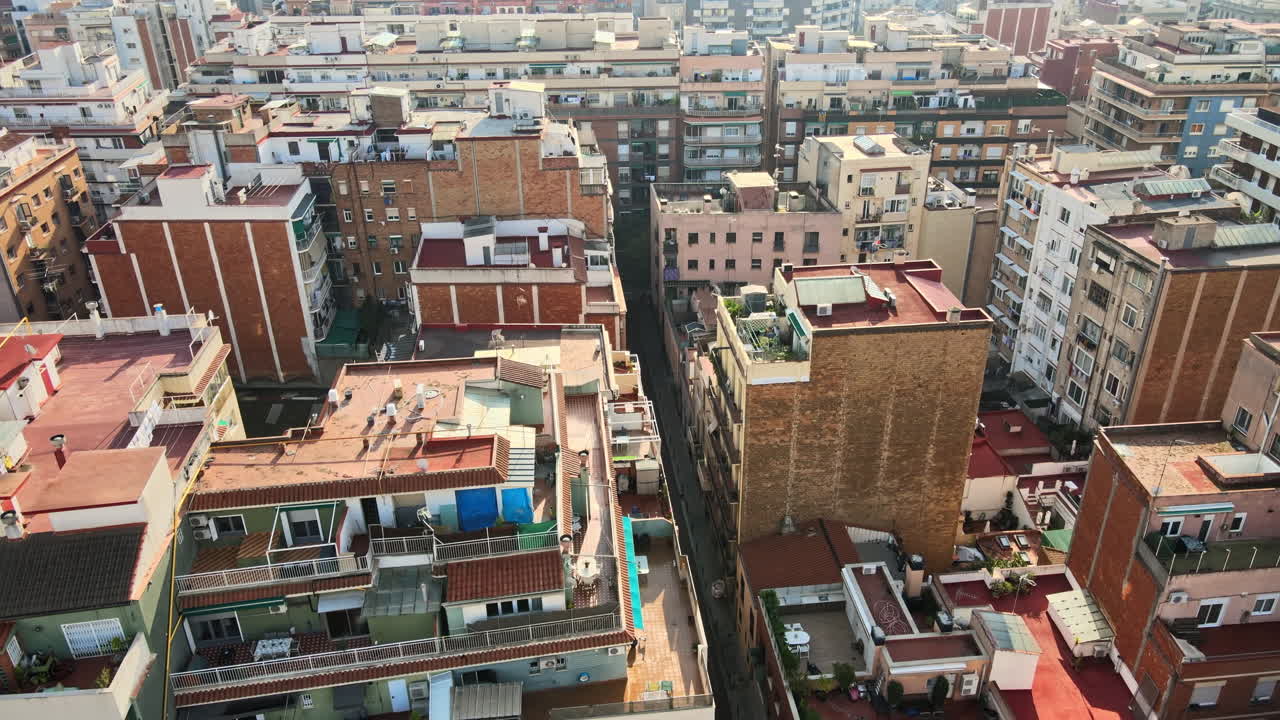 Vista aérea con dron de Barcelona, España. Varios edificios residenciales y de oficinas, con el mar Mediterráneo al fondo.