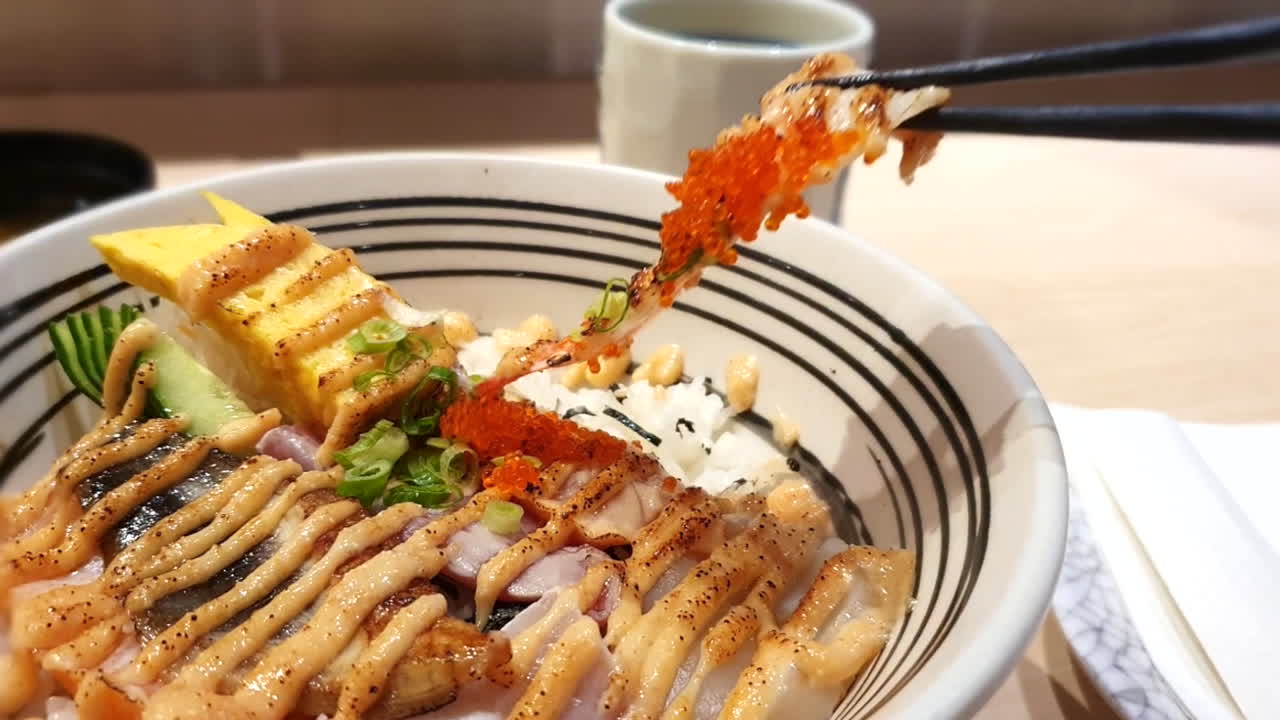 일본식 아부리 멘타이 카이센동