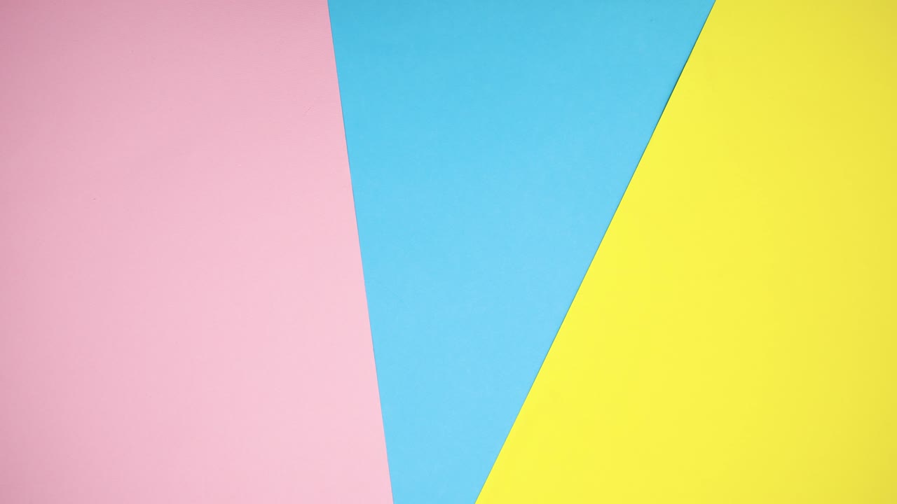 los ladrillos de colores aparecen en el lado izquierdo y derecho - juguetes para niños de movimiento de parada