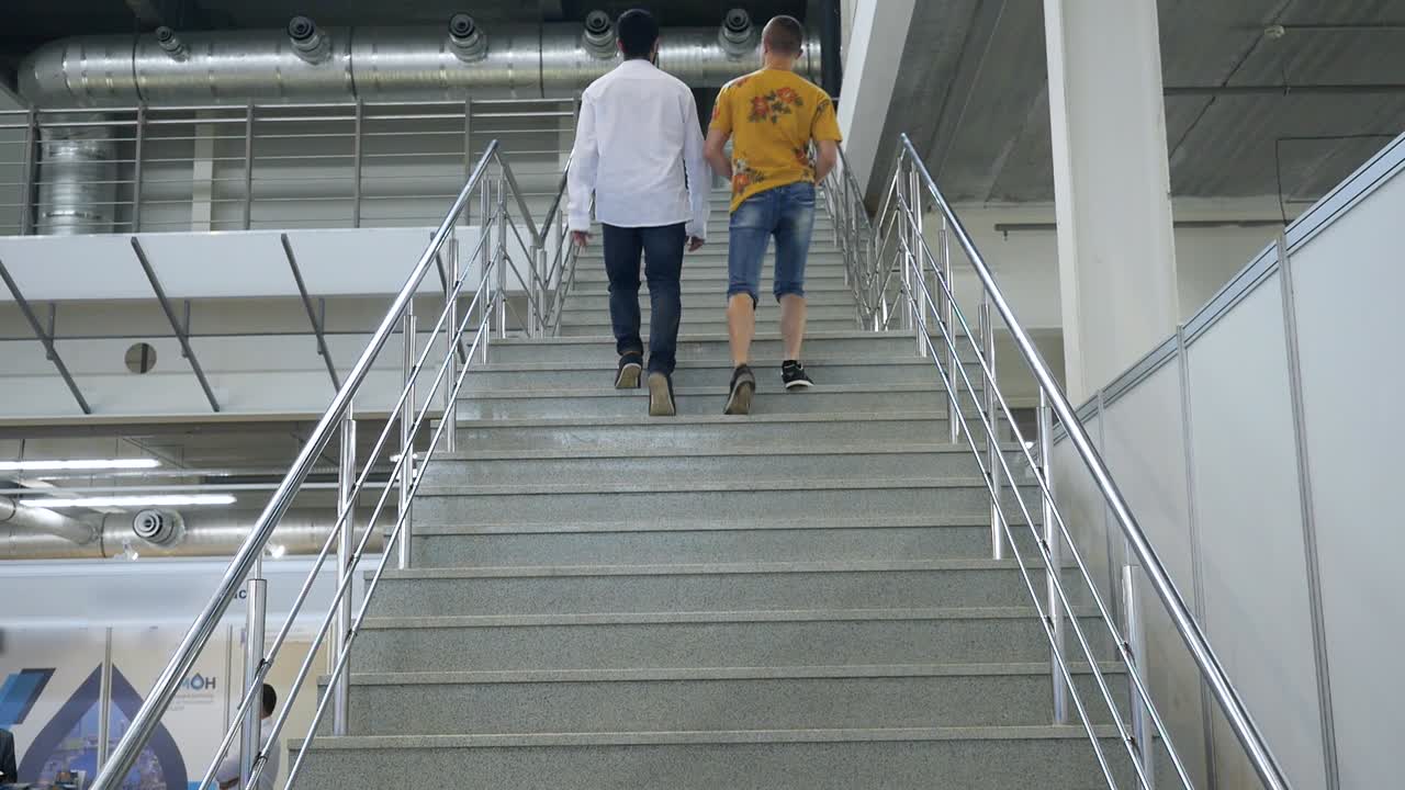 Mænd går op ad en stor bygningstrappe