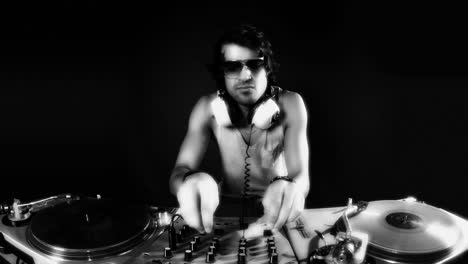 Hombre-retro-dj-24