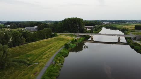 Betonbrücke-über-Den-Fluss-Dendre,-Luftaufnahme