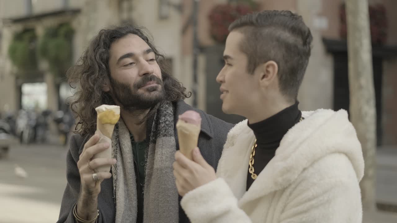 Due uomini che si godono un gelato insieme per strada
